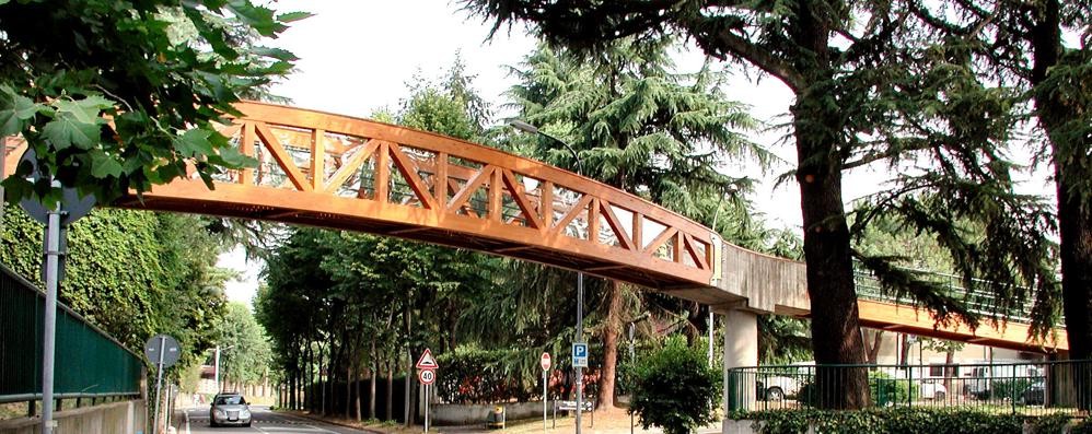 Il ponticello pedonale in legno viale Brianza chiuso