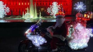 Babbo Natale in moto fermato dai passanti davanti alla Villa Reale di Monza