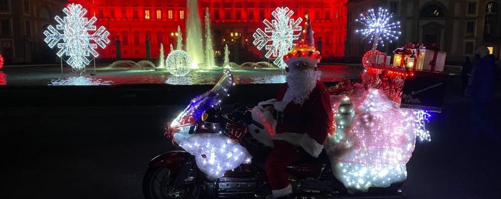 Babbo Natale in moto fermato dai passanti davanti alla Villa Reale di Monza