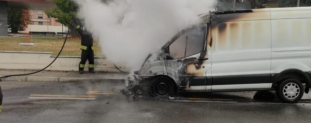 Incendio furgone a Verano
