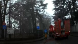 VILLASANTA camion incastrato in via Camperio