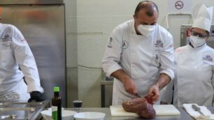 Lo chef Antonio Ciotola al lavoro nel laboratorio di cucina dell'istituto alberghiero Ballerini assieme alla chef Paola Silva