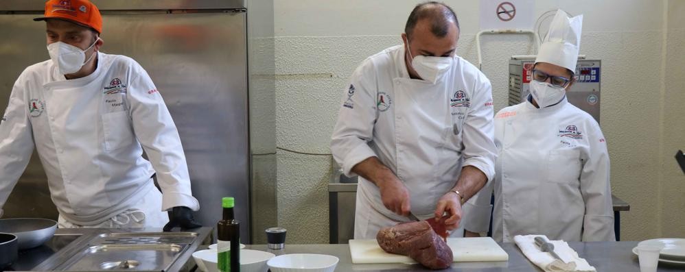 Lo chef Antonio Ciotola al lavoro nel laboratorio di cucina dell'istituto alberghiero Ballerini assieme alla chef Paola Silva