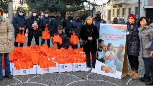 Le volontarie dell'Airc di Seregno col gruppo Alpini nella giornata delle arance della salute (foto Volonterio)
