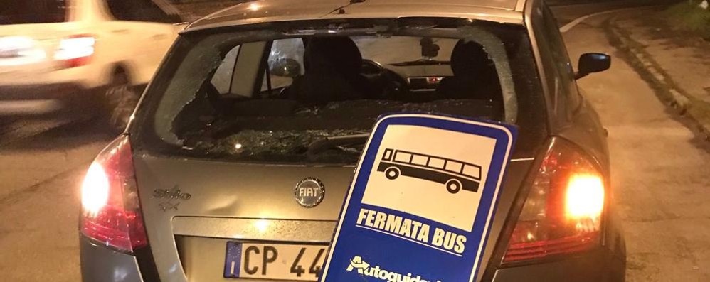 Il cartello che ha centrato l’auto