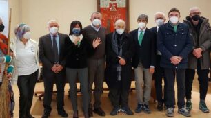 Biassono,  premiazione Sgurbat d'or 2021. La benemerenza a Emilio Cazzaniga (a sinistra dell'assessore Paola Gregato). Con lui nella foto anche il sindaco, Luciano Casiraghi, e gli Sgurbat delle precedenti edizioni