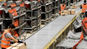 Dipendenti Amazon al lavoro, a Burago erano previsti 50 operatori di magazzino ma ne sono stati assunti 70