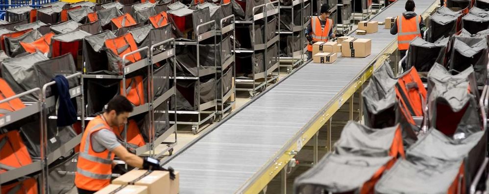 Dipendenti Amazon al lavoro, a Burago erano previsti 50 operatori di magazzino ma ne sono stati assunti 70