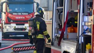 Busnago: principio di incendio in un capannone, vigili del fuoco al lavoro