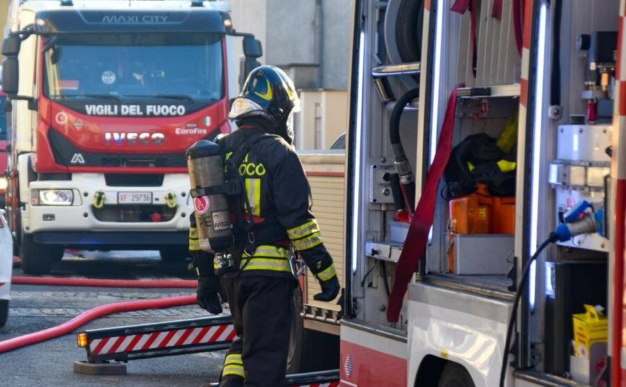 Busnago: principio di incendio in un capannone, vigili del fuoco al lavoro