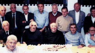 Ferruccio Busini, primo in piedi da sinistra, ad una cena del Club Azzurri di una quindicina di anni fa