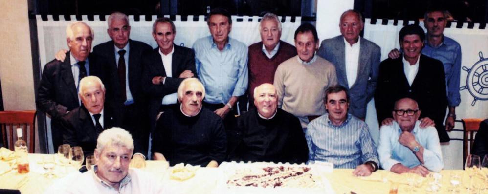 Ferruccio Busini, primo in piedi da sinistra, ad una cena del Club Azzurri di una quindicina di anni fa