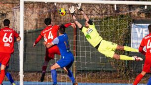 Una bella parata di Tozzo (foto Alessio Morgese e Luca Rossini-pagina Facebook Seregno calcio)