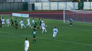 Un attacco del Vis Nova Giussano contenuto dalla difesa della Folgore Caratese nell'ultimo derby (foto Volonterio)