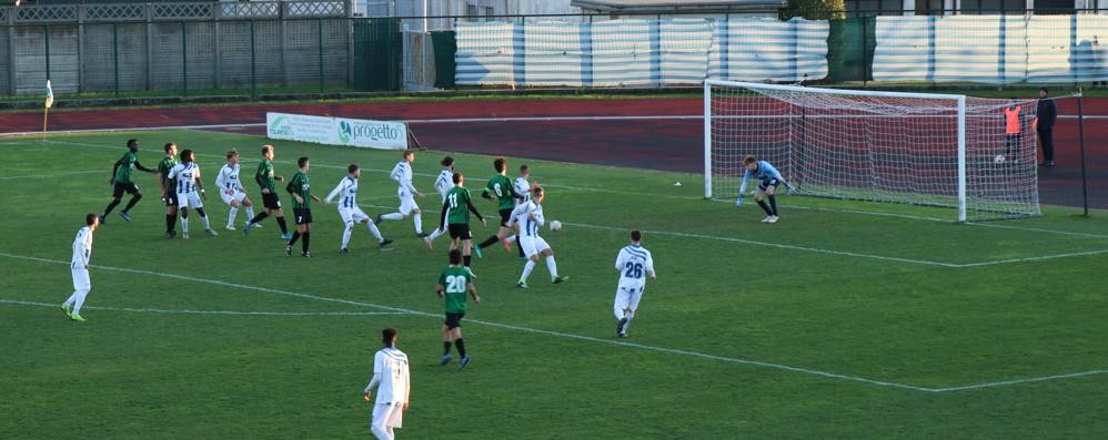 Un attacco del Vis Nova Giussano contenuto dalla difesa della Folgore Caratese nell'ultimo derby (foto Volonterio)