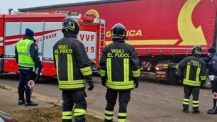 Vigili del fuoco e polizia locale al lavoro in via Della Valle