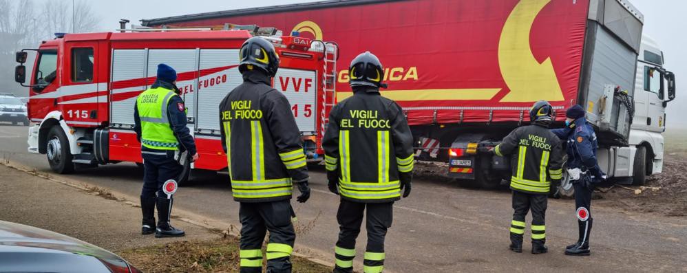 Vigili del fuoco e polizia locale al lavoro in via Della Valle