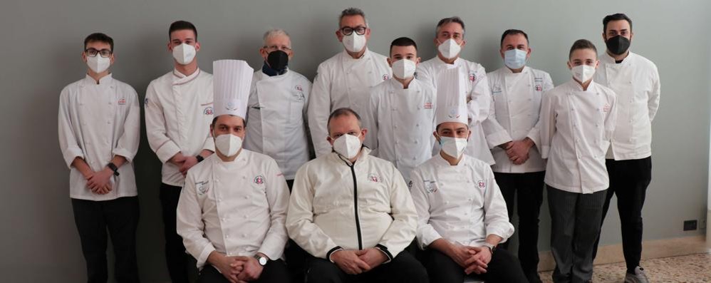 Un gruppo di chef del Nord Italia presenti all'istituto enogastronomico del Ballerini