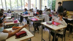 Gli alunni di una quinta della scuola Anzani in classe durante il periodo di Covid