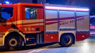Fuga gas in appartamento a Giussano, sul posto i vigili del fuoco, l'ambulanza e i carabinieri.