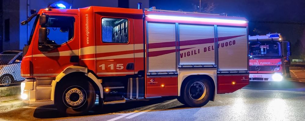 Fuga gas in appartamento a Giussano, sul posto i vigili del fuoco, l'ambulanza e i carabinieri.