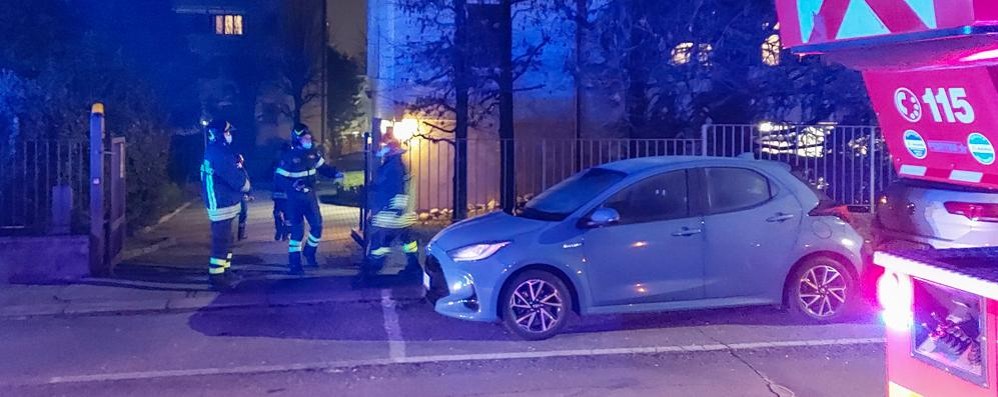 Vigili del fuoco, ambulanza e Carabinieri per un soccorso persona a Giussano via Monte Rosa 25