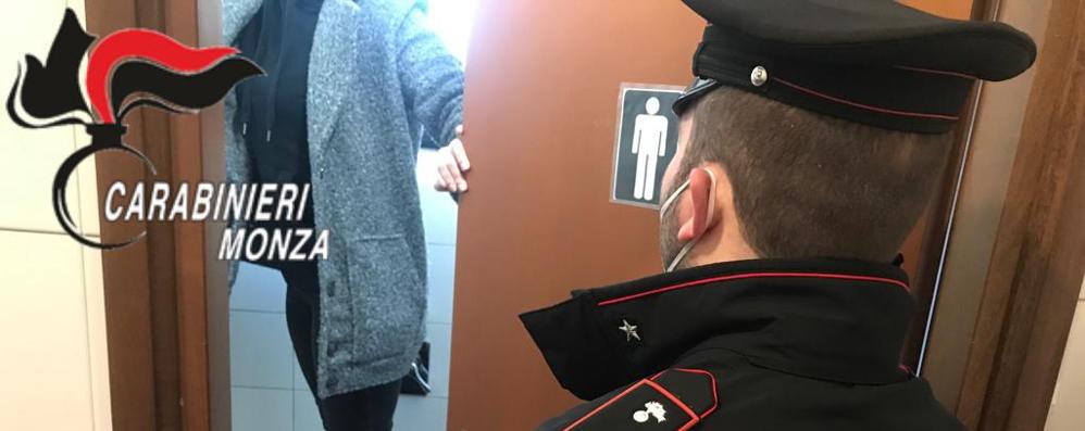 Droga nel bagno della scuola (foto Carabinieri)