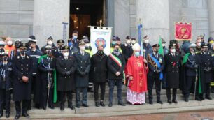 Il corpo di Polizia Locale di Seregno schierato sul sagrato della basilica san Giuseppe