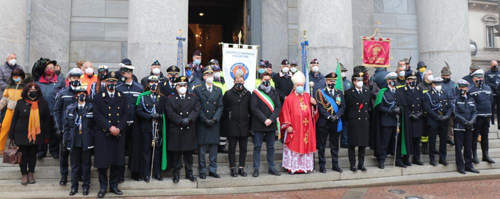 Il corpo di Polizia Locale di Seregno schierato sul sagrato della basilica san Giuseppe
