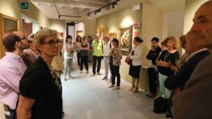 Dario Porta, sulla destra, nei primi giorni di apertura dei Musei civici agli ex Umiliati