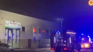 Incendio a Usmate Velate: vigili del fuoco alla ReTech Life
