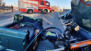 L’utilitaria sventrata dai vigili del fuoco per estrarre il ferito