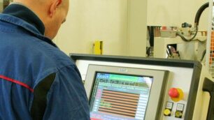 Un lavoratore in fabbrica, la presenza degli interinali è sempre più frequente