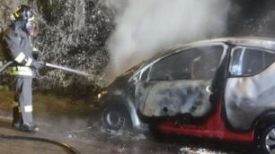 L’incendio ormai fermato nell’auto