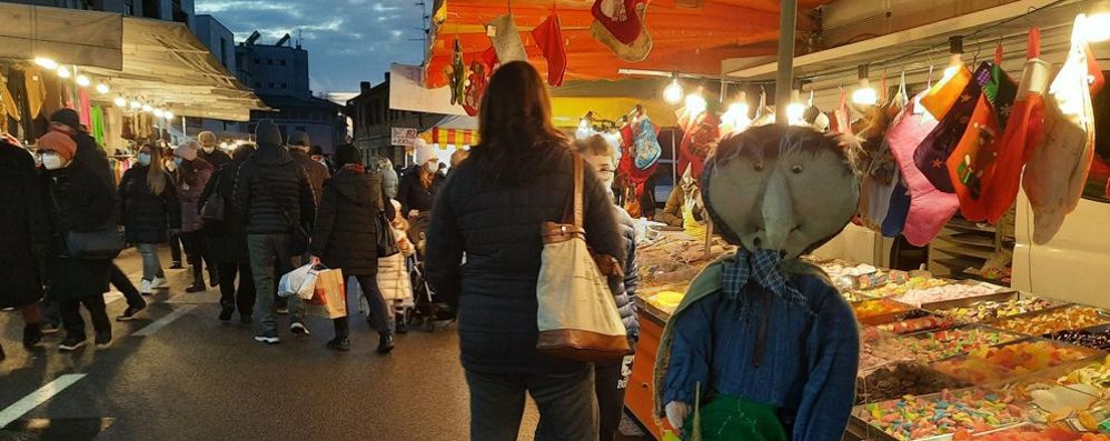 Il  mercatino della befana in via Garibaldi