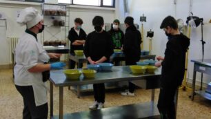 Ballerini:  un laboratorio per la preparazione di biscotti