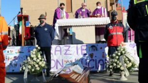 Un momento del funerale di don Luciano Ruggeri