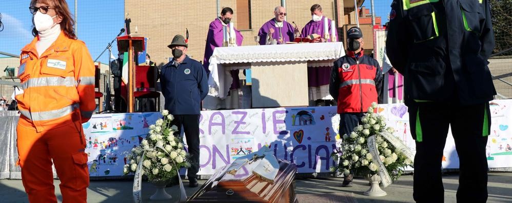 Un momento del funerale di don Luciano Ruggeri