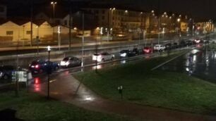 Meda, in fila per un tampone. La Brianza è tra le province in cui Omicron ha preso piede maggiormente