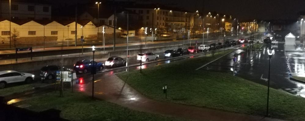 Meda, in fila per un tampone. La Brianza è tra le province in cui Omicron ha preso piede maggiormente