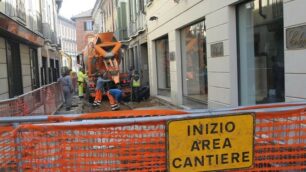 Un cantiere nelle strade di Monza. Da lunedì 10 gennaio partono una serie di cantieri