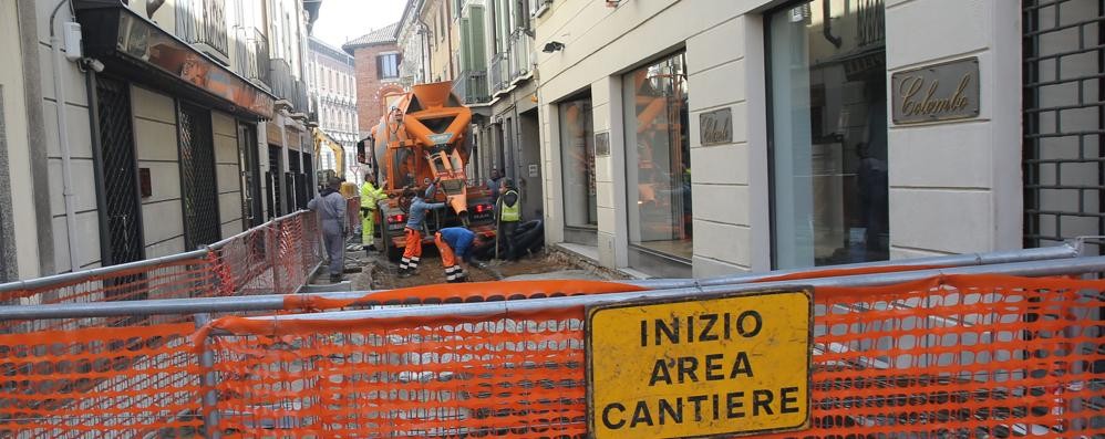 Un cantiere nelle strade di Monza. Da lunedì 10 gennaio partono una serie di cantieri