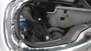 Carcassa auto e rifiuti abbandonati in via Nievo