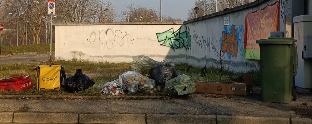 Rifiuti accanto al Castello Taccona