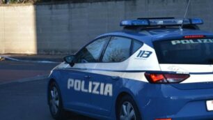 La vettura della Polizia di Stato diretta all’aeroporto di Malpensa