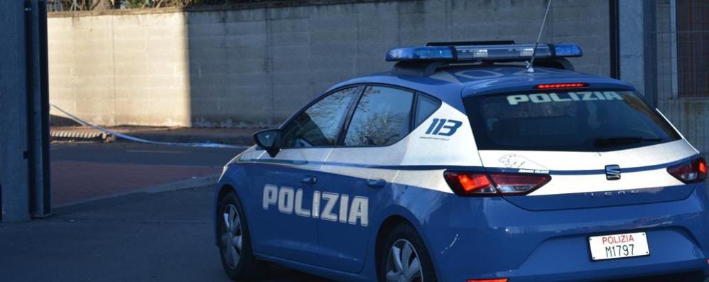 La vettura della Polizia di Stato diretta all’aeroporto di Malpensa