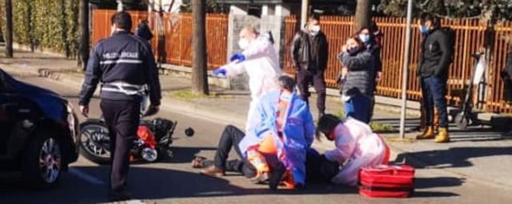 I soccorsi al motociclista dopo l’im,patto con l’auto