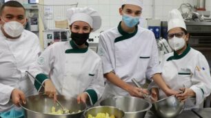 Gli studenti di cucina dell'alberghiero Ballerini di Seregno che si preparano a fornire dimostrazioni