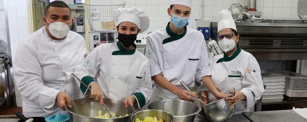 Gli studenti di cucina dell'alberghiero Ballerini di Seregno che si preparano a fornire dimostrazioni