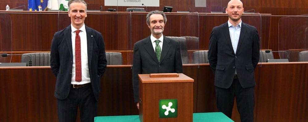 Presidente della Repubblica: i tre delegati lombardi Fermi, Fontana e Violi posano con l’urna elettorale